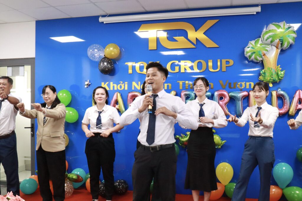 TQK Group tổ chức tiệc mừng sinh nhật cho chuyên viên kinh doanh trong tháng 7 và 8